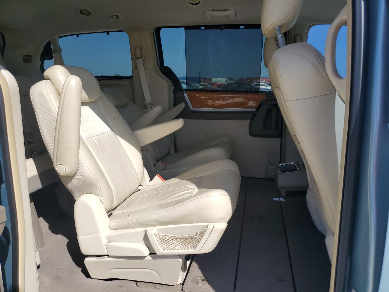 2010 Chrysler Town & Country - Image 12