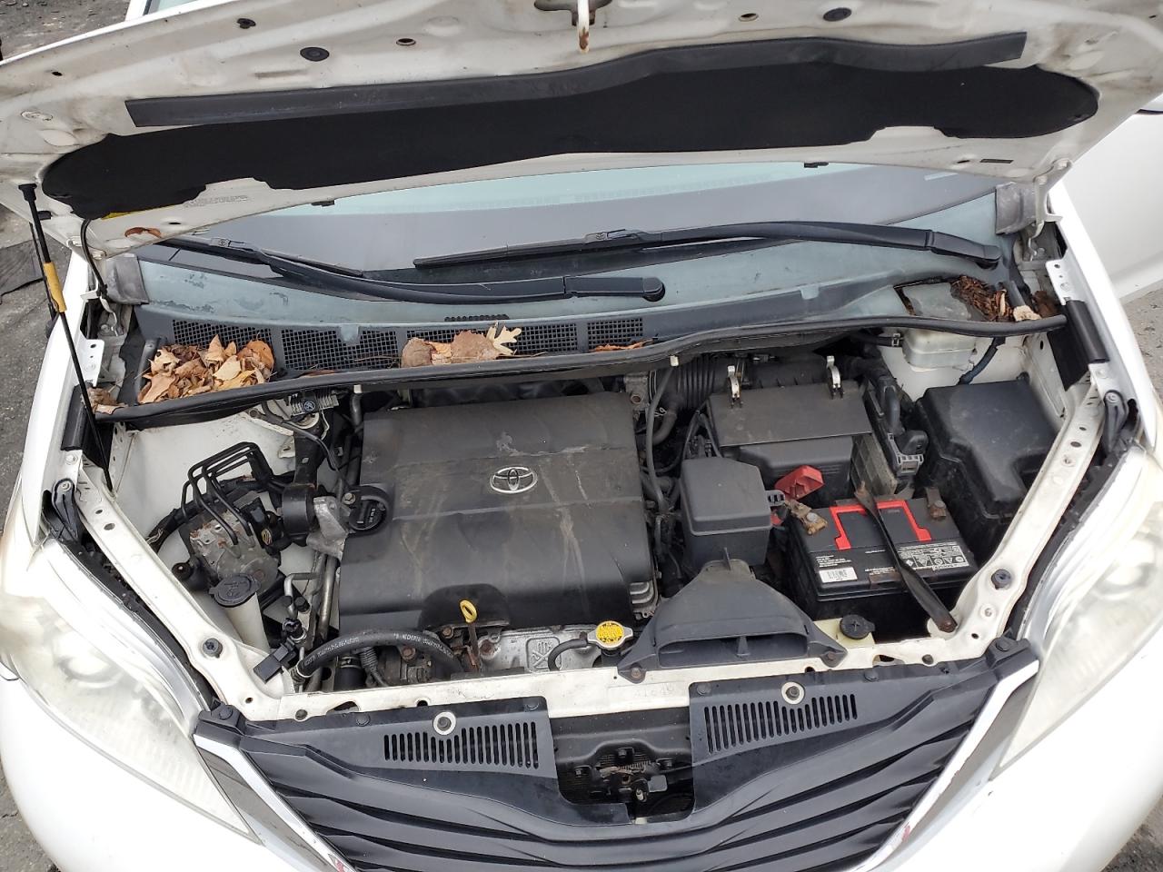 2013 Toyota Sienna - Image 12
