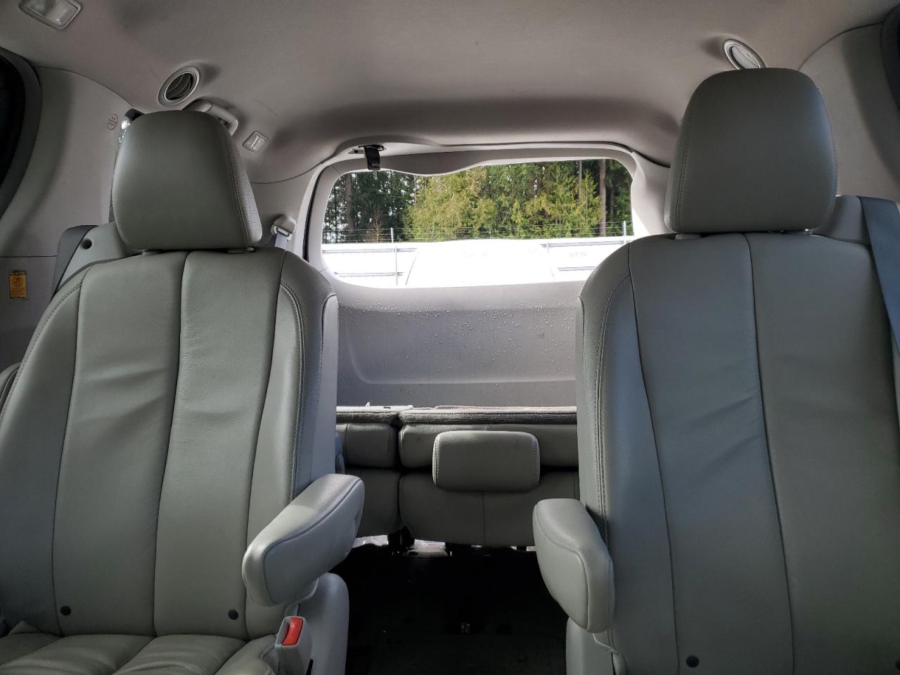 2012 Toyota Sienna - Image 10