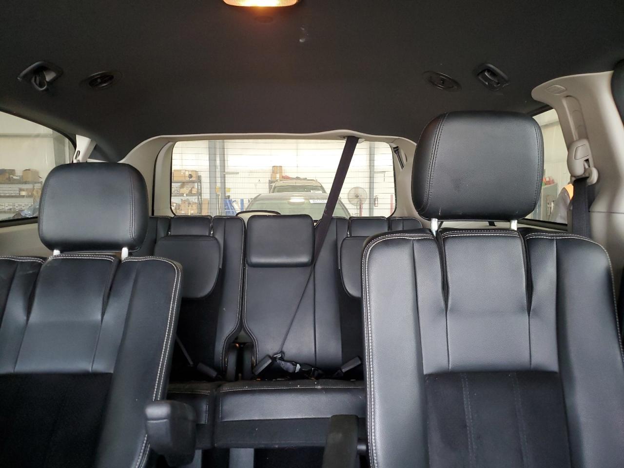2017 Dodge Caravan - Image 10