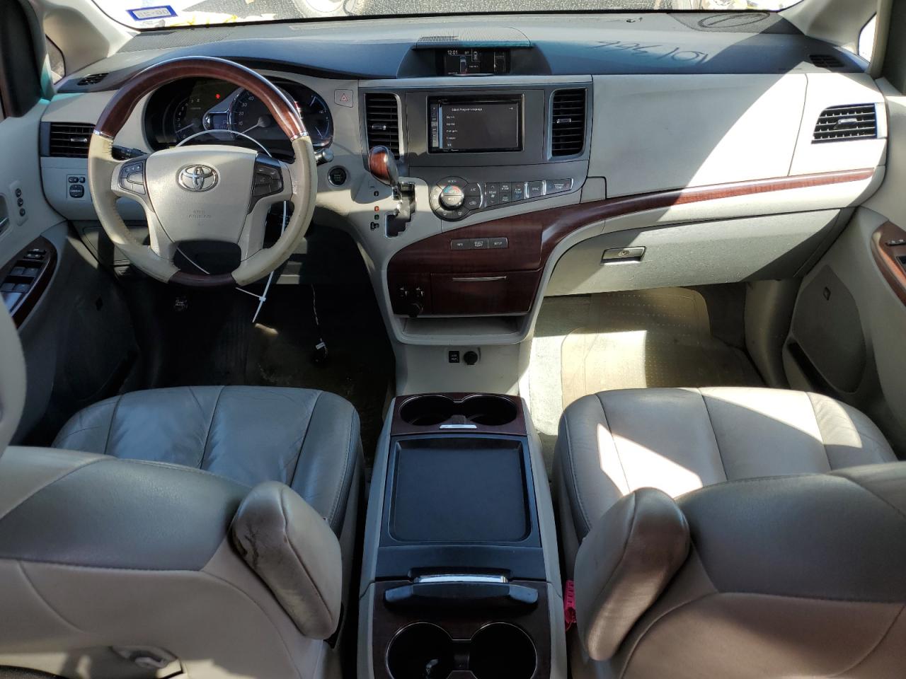 2011 Toyota Sienna - Image 8