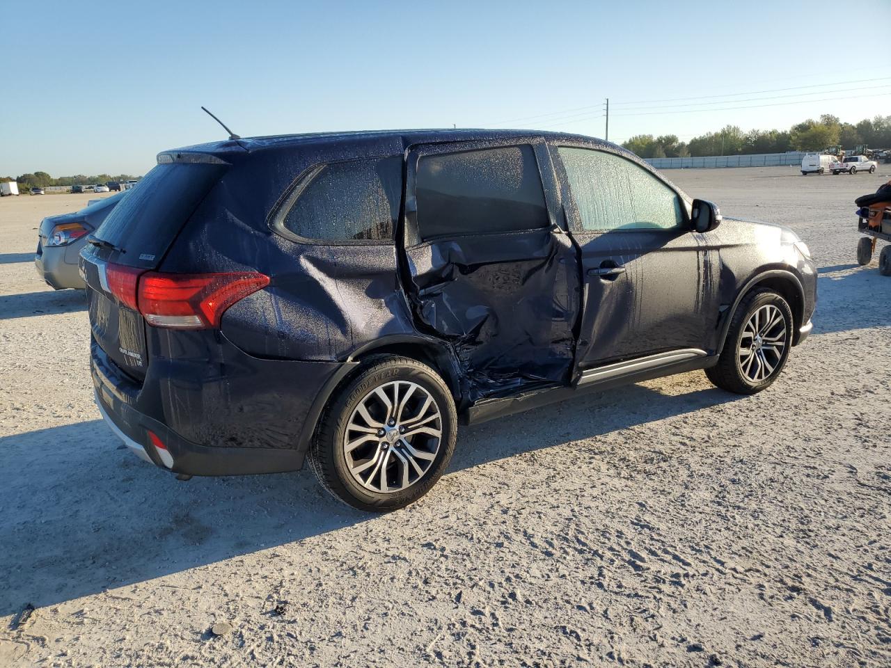 2016 Mitsubishi Outlander - Image 3
