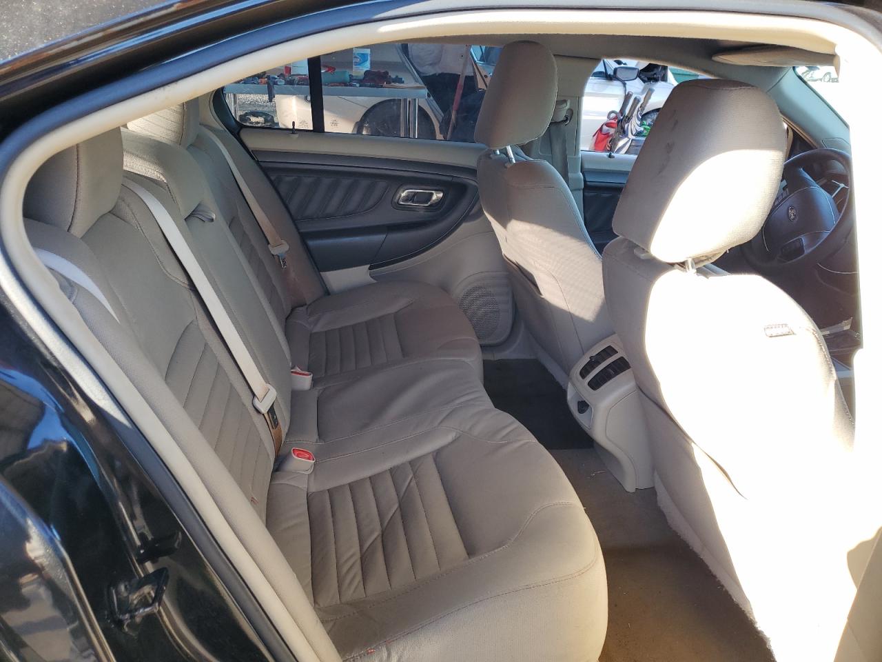 2010 Ford Taurus - Image 10