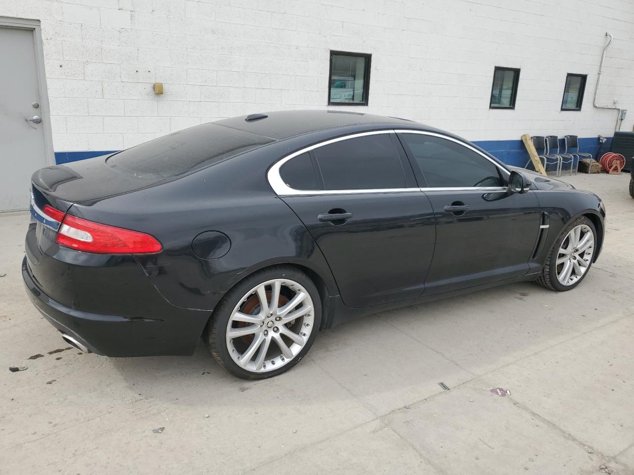 2010 Jaguar XF - Image 3