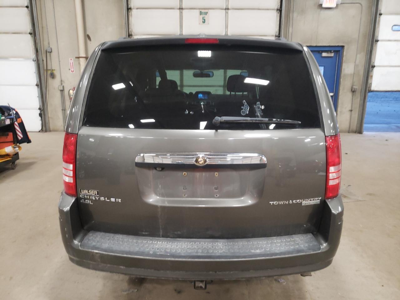 2010 Chrysler Town & Country - Image 6