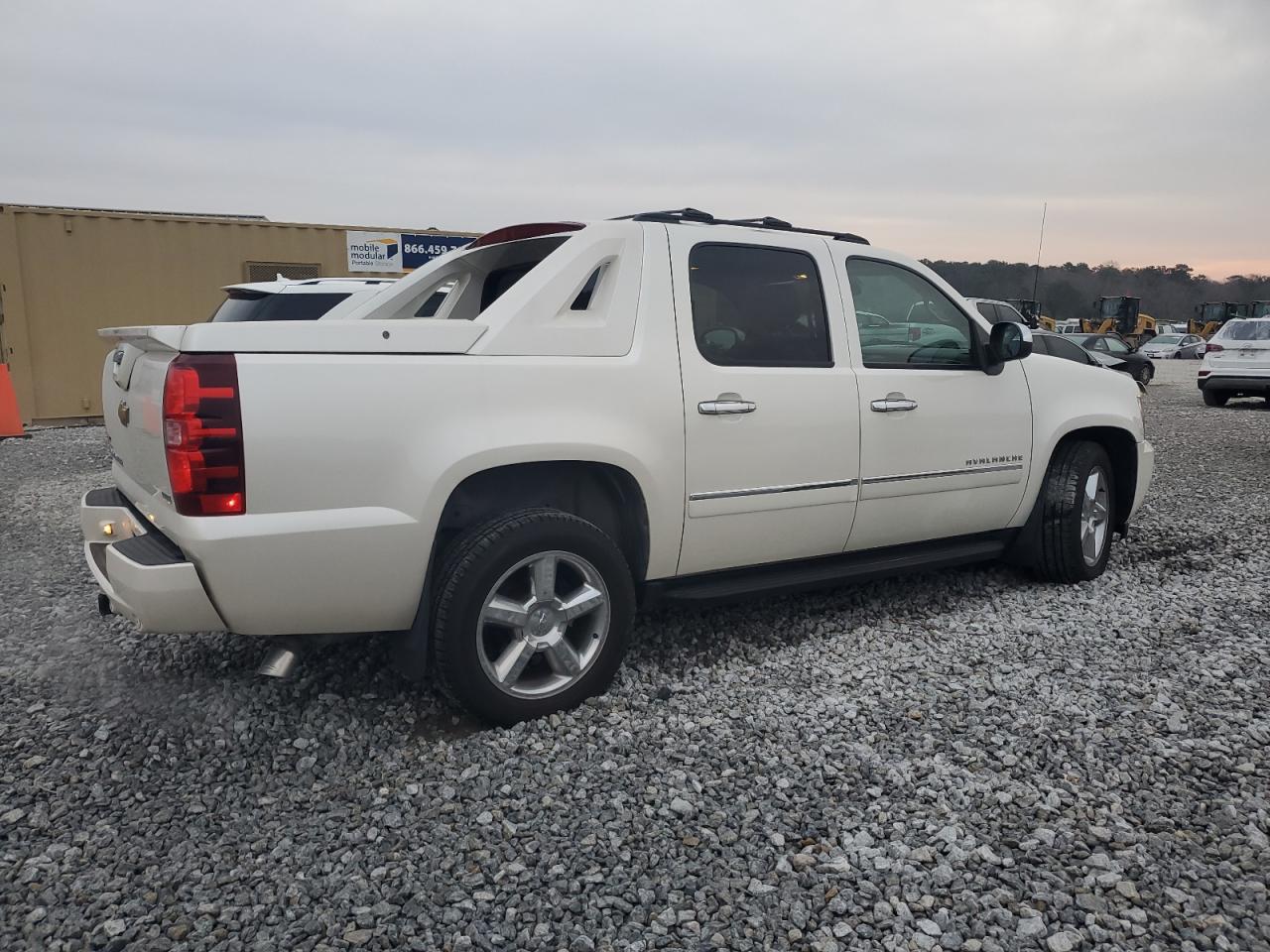2011 Chevrolet Avalanche - Image 3