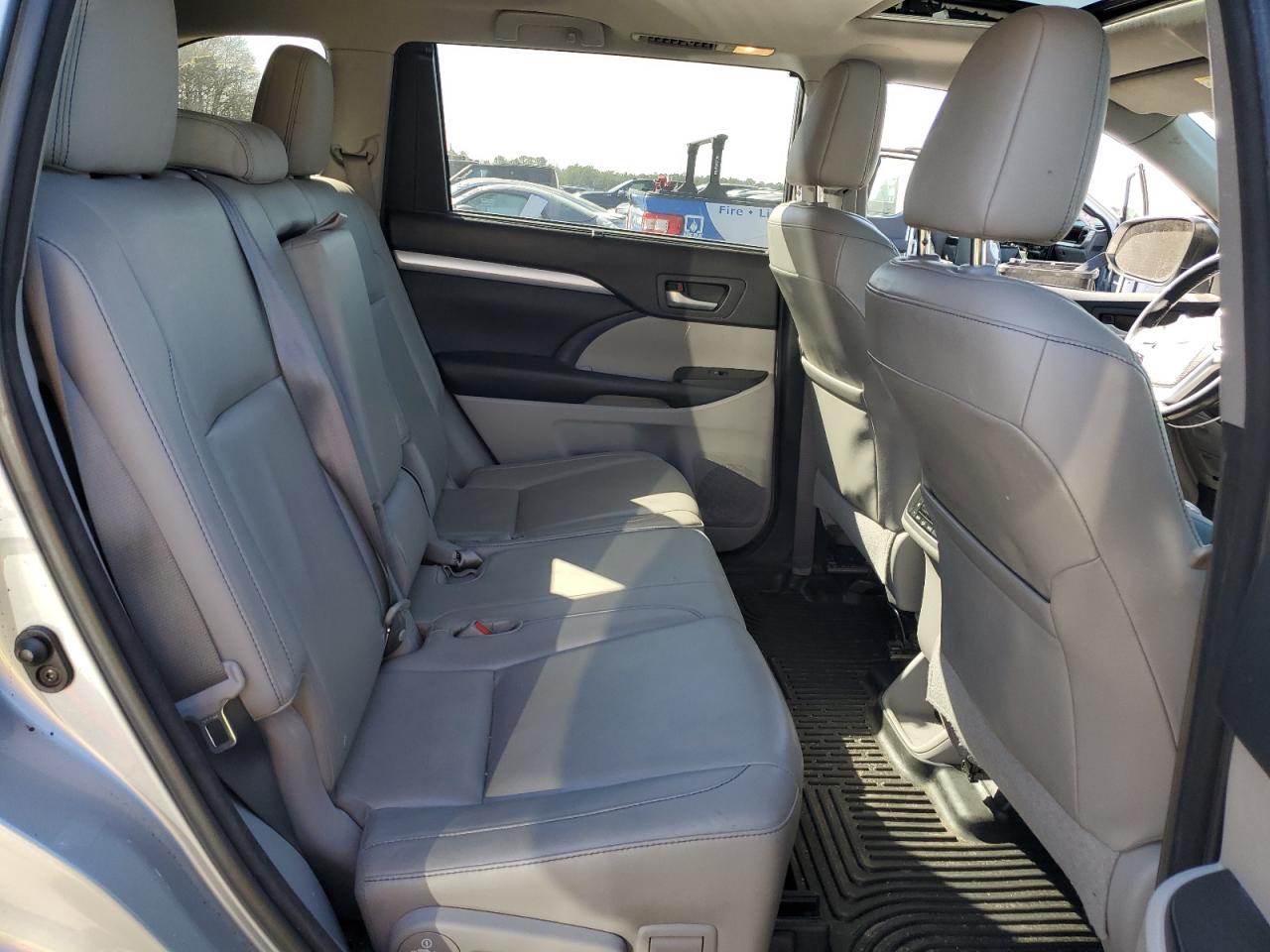 2015 Toyota Highlander - Image 11