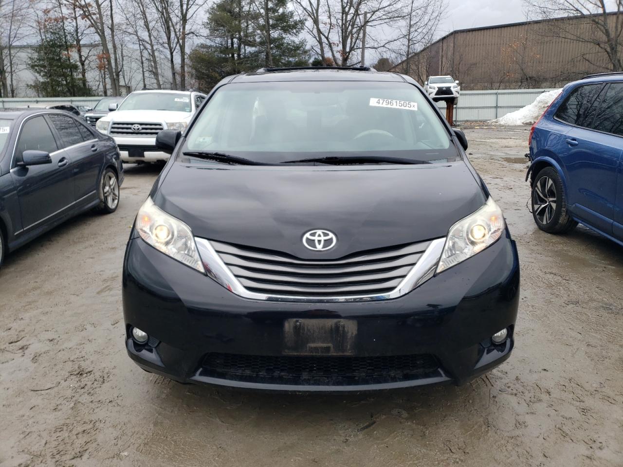 2011 Toyota Sienna - Image 5