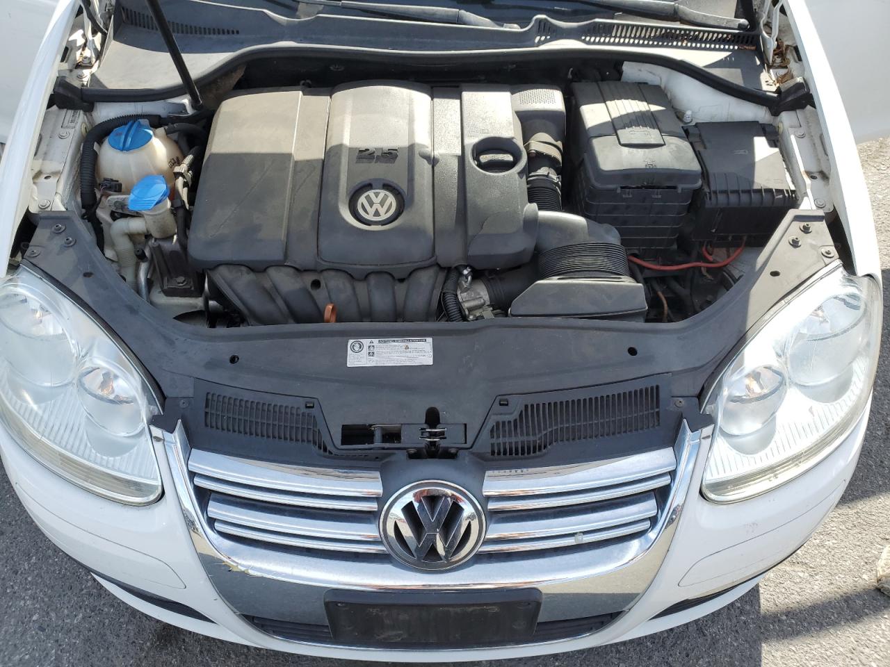2010 Volkswagen Jetta - Image 12