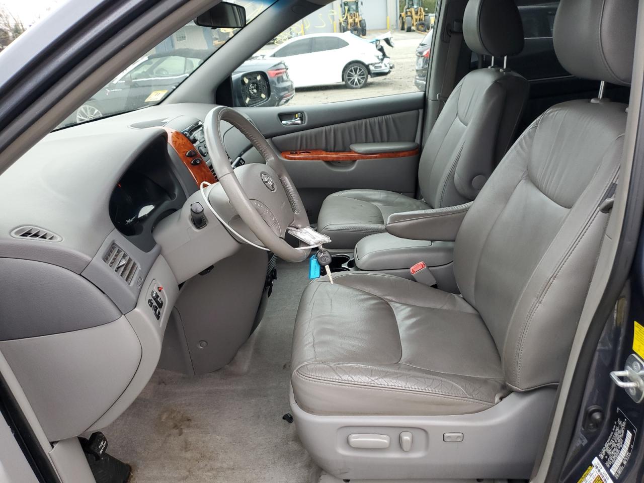 2010 Toyota Sienna - Image 7