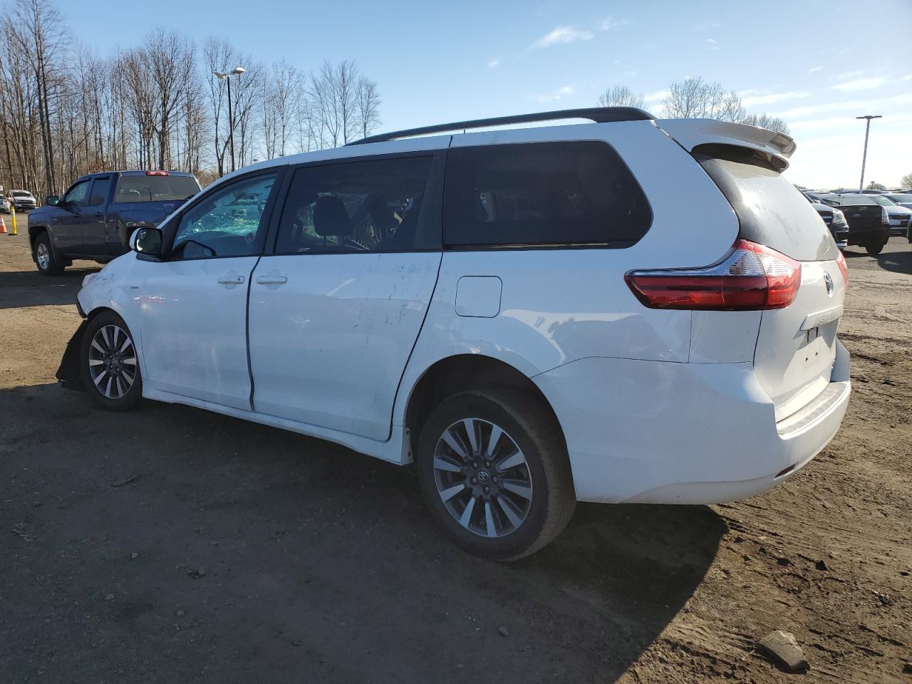 2019 Toyota Sienna - Image 2