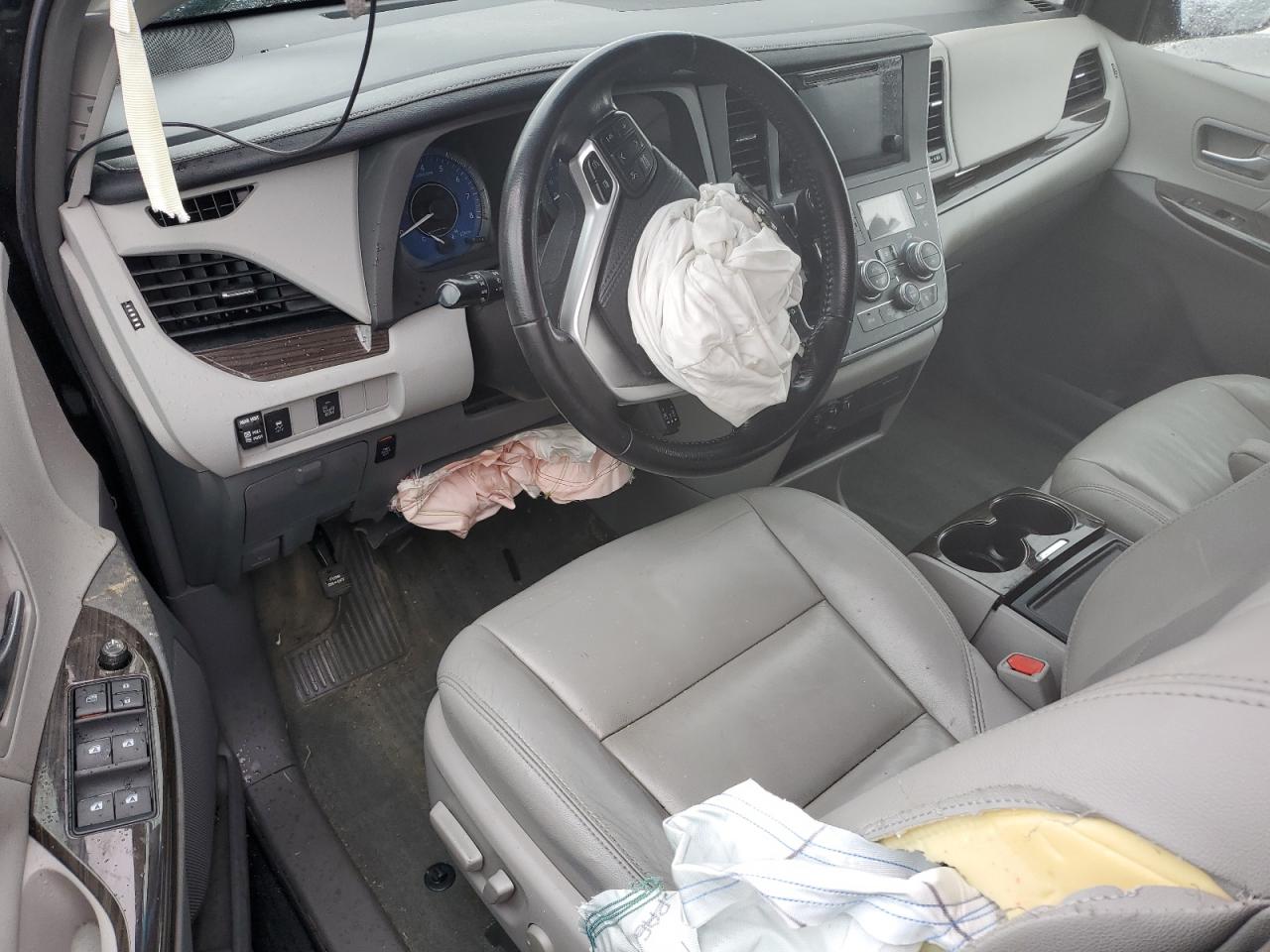 2016 Toyota Sienna - Image 8