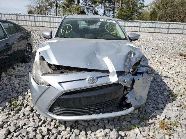 Седаны TOYOTA YARIS 2017 Серебристый