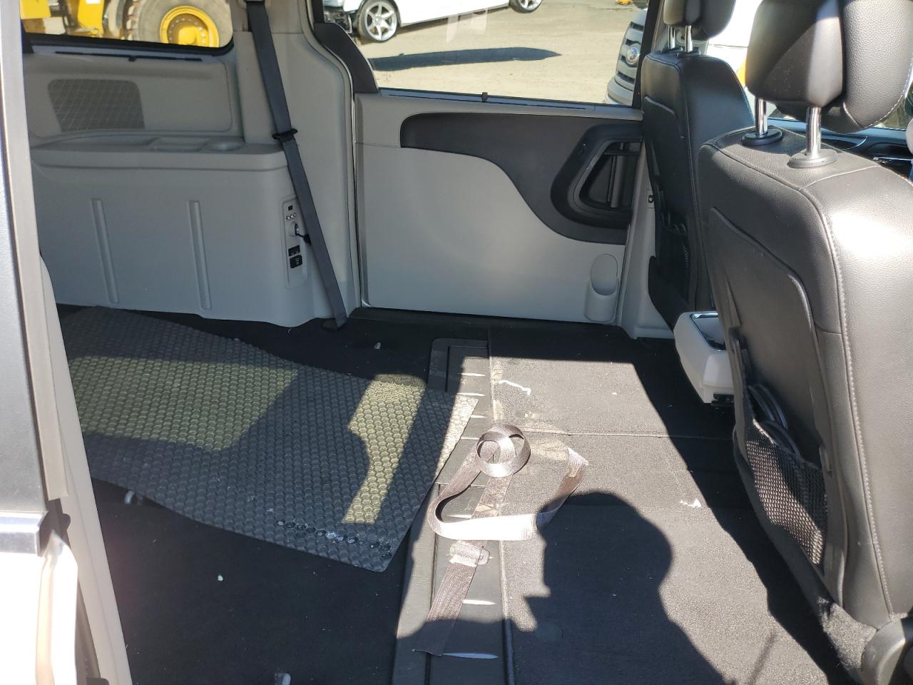2015 Chrysler Town & Country - Image 11