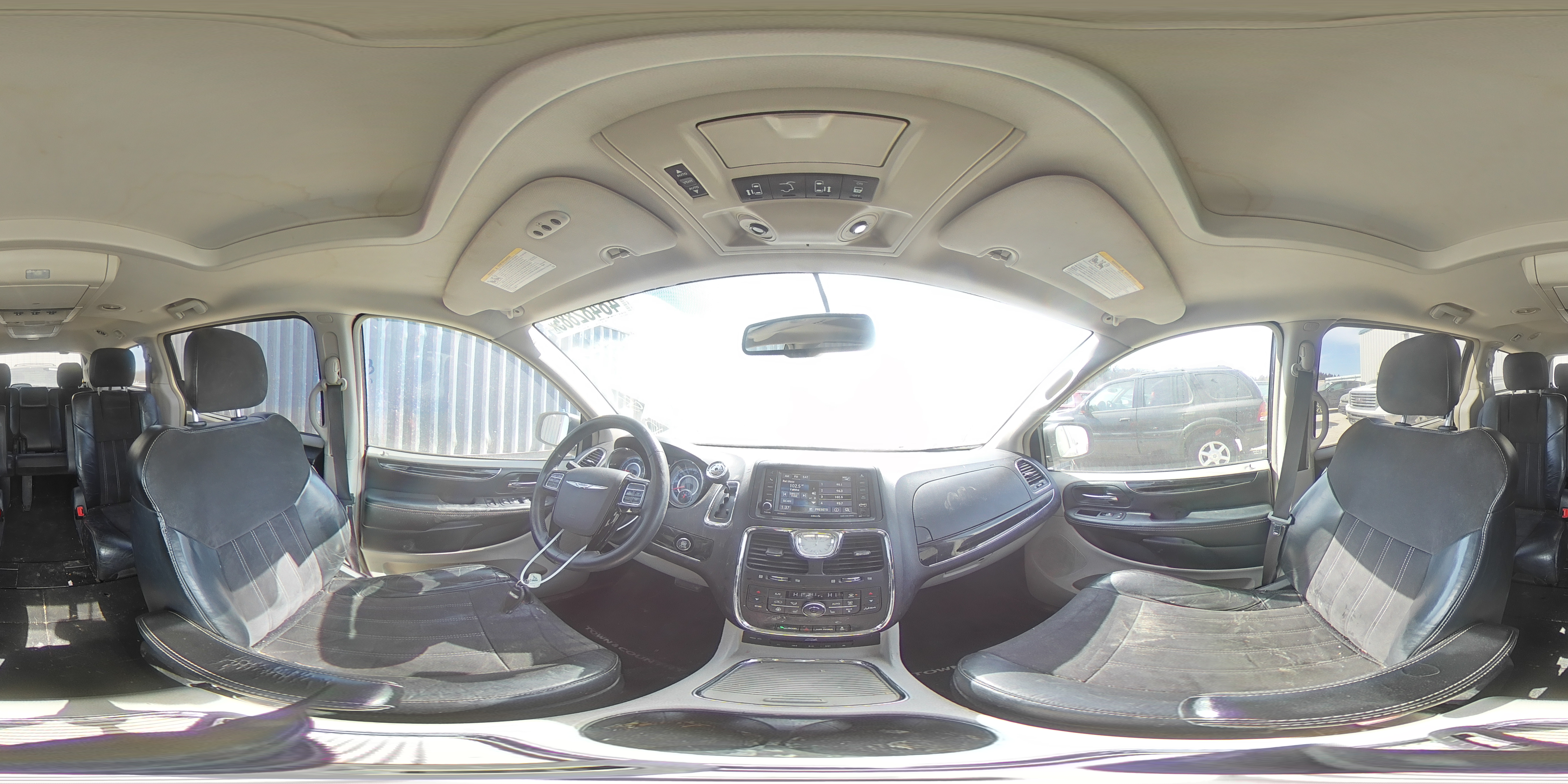2015 Chrysler Town & Country - Image 16