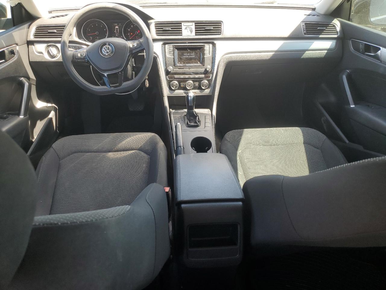 2017 Volkswagen Passat - Image 8