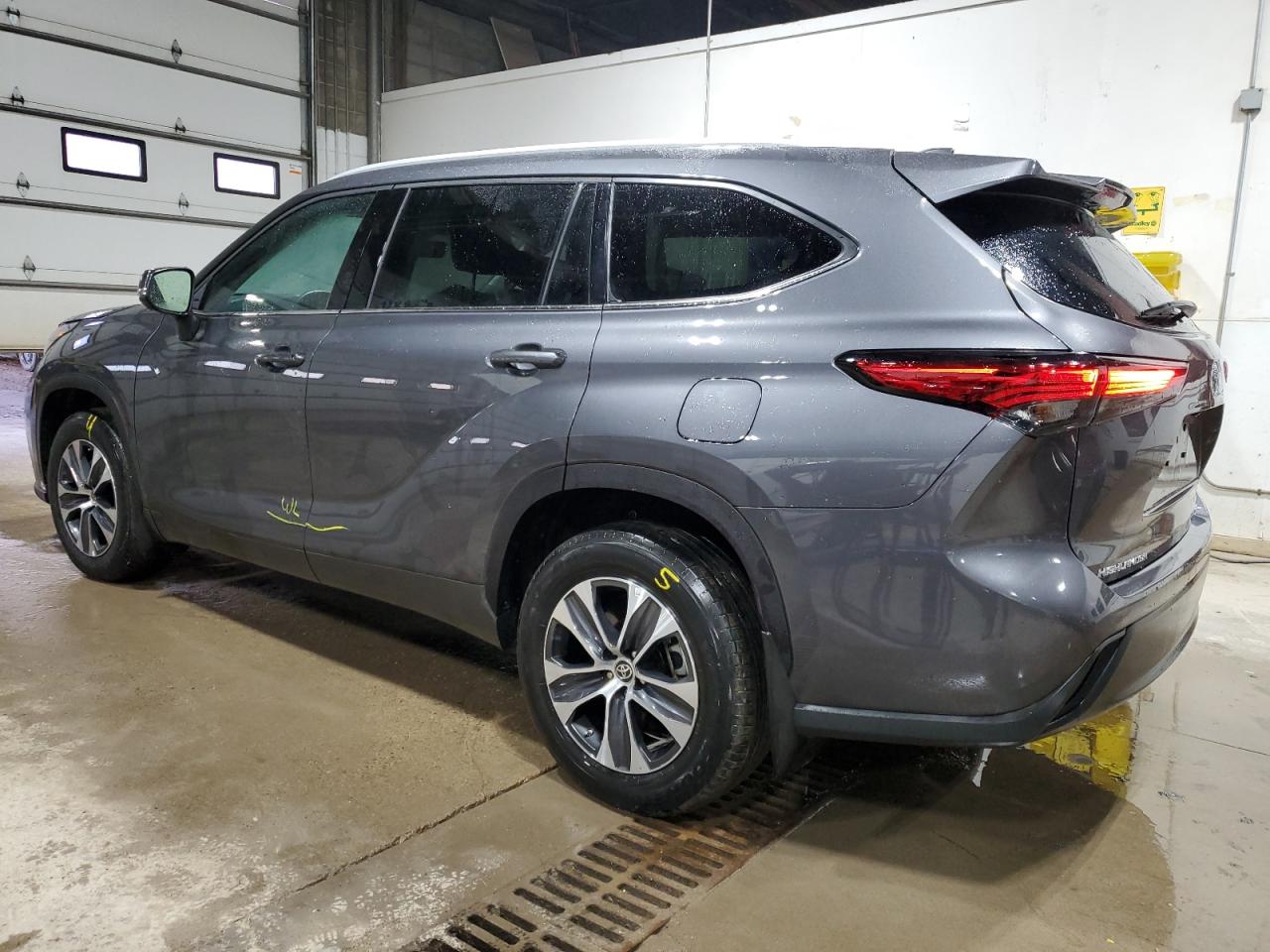 2022 Toyota Highlander - Image 2