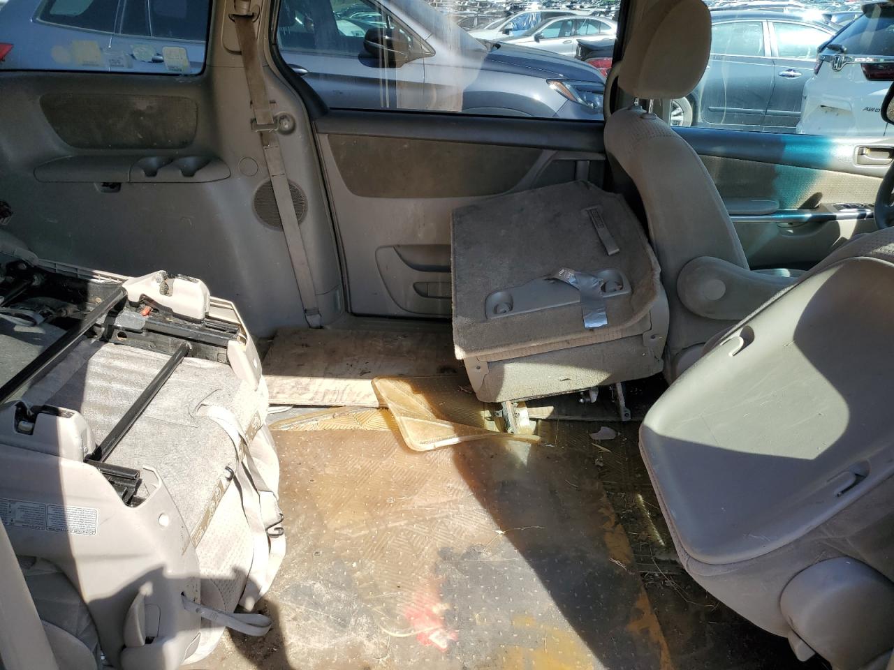 2010 Toyota Sienna - Image 11