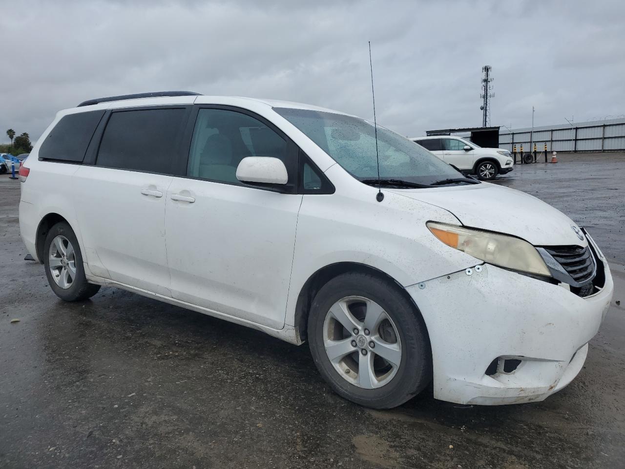 2011 Toyota Sienna - Image 4