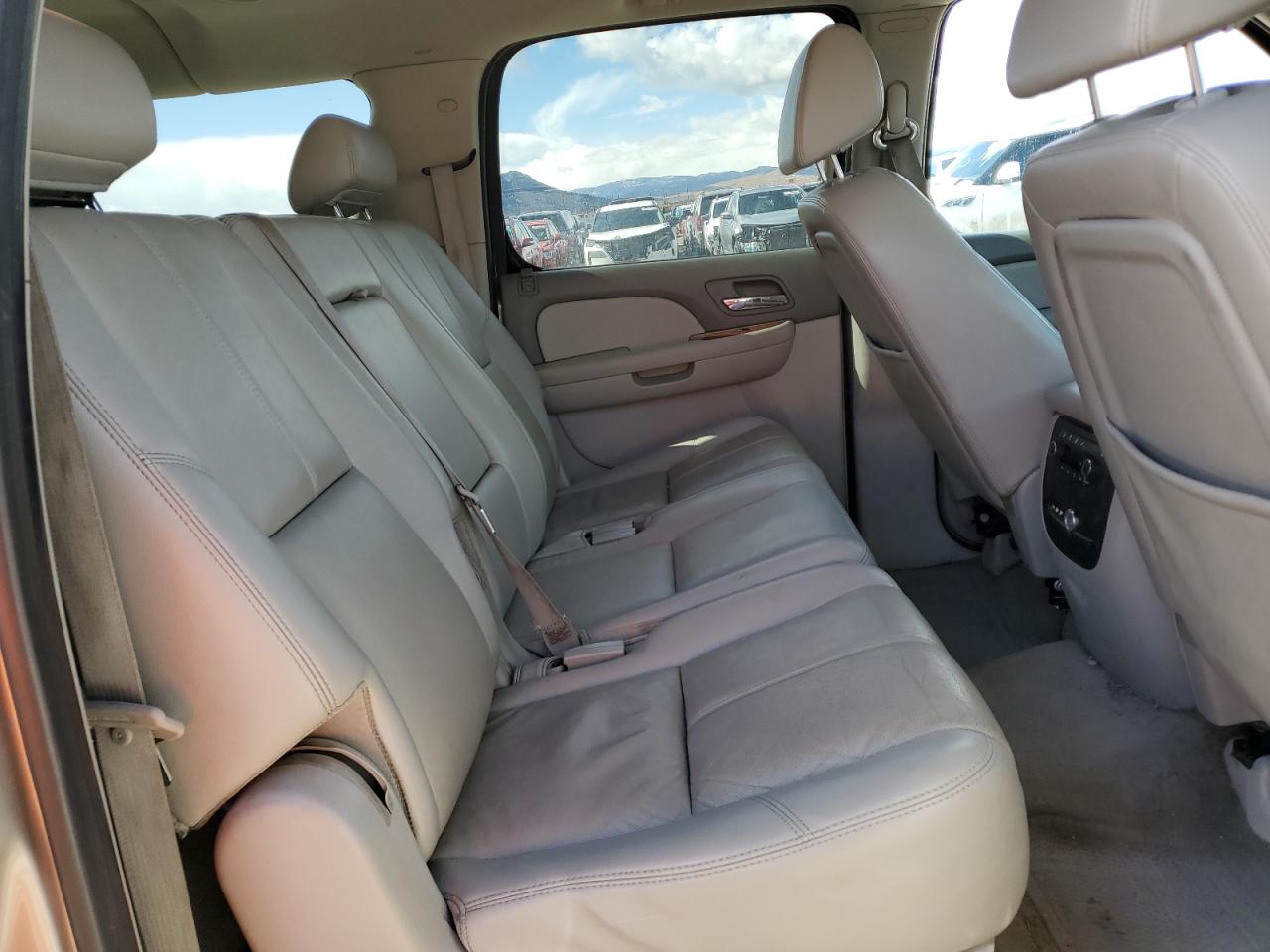 2008 Chevrolet Suburban - Image 11