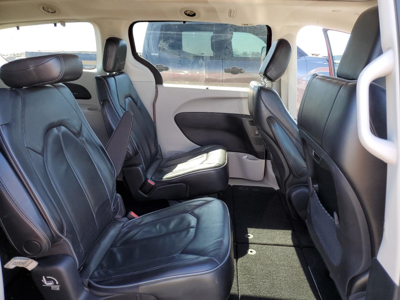 2018 Chrysler Pacifica - Image 11