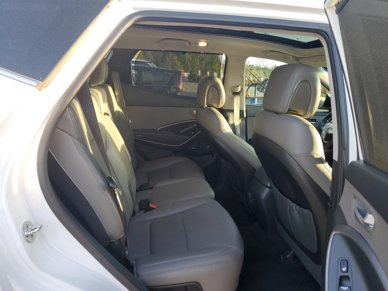 2017 Hyundai Santa Fe - Image 11