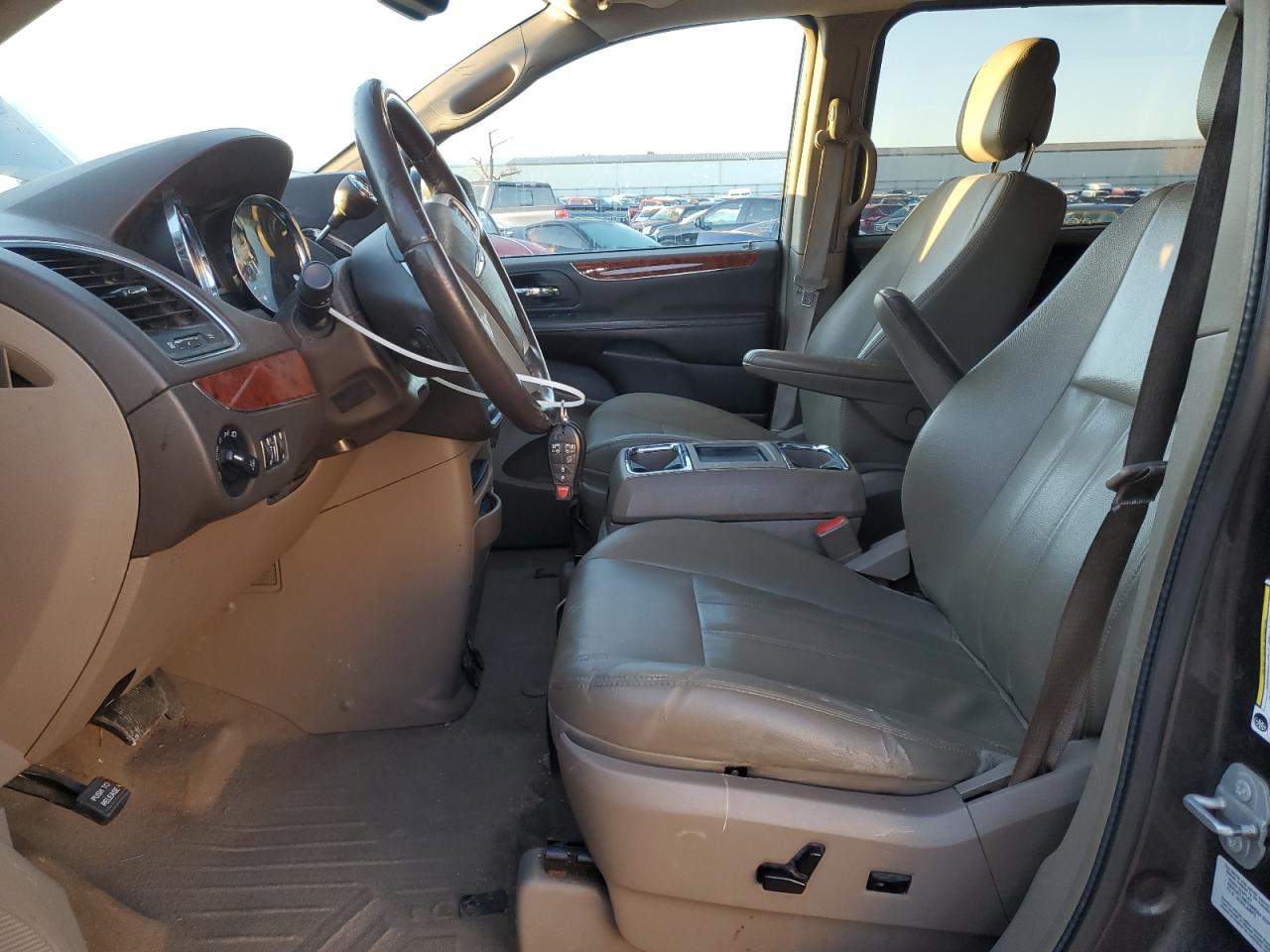2015 Chrysler Town & Country - Image 7