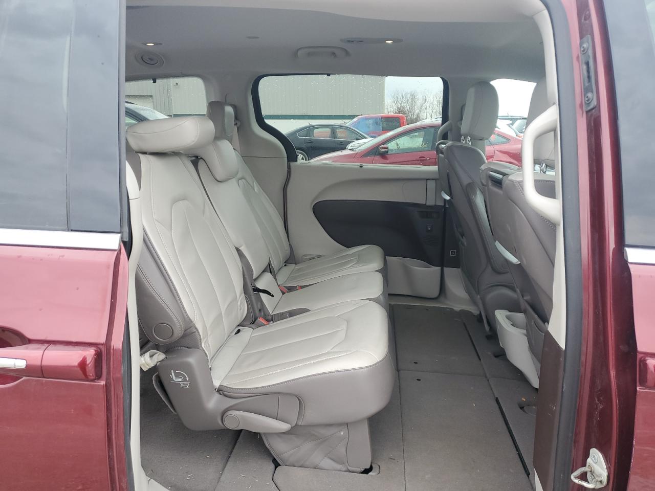 2018 Chrysler Pacifica - Image 11