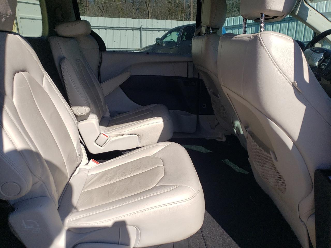 2017 Chrysler Pacifica - Image 12