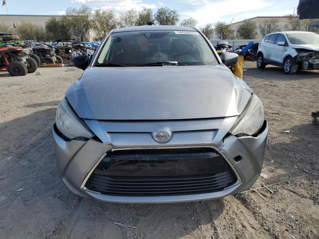 Sedans TOYOTA SCION 2016 Srebrny