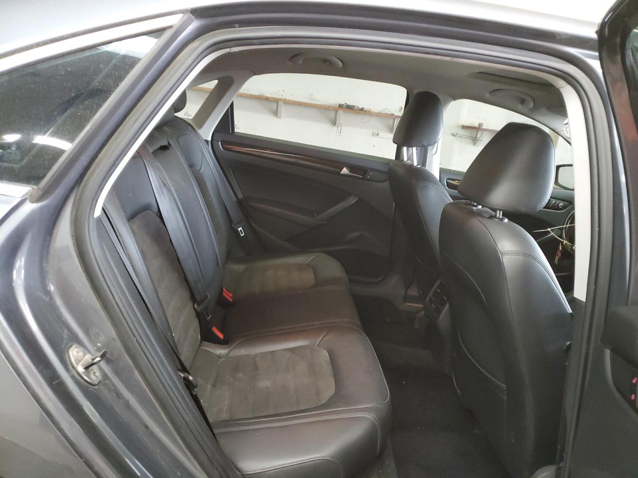 2014 Volkswagen Passat - Image 10