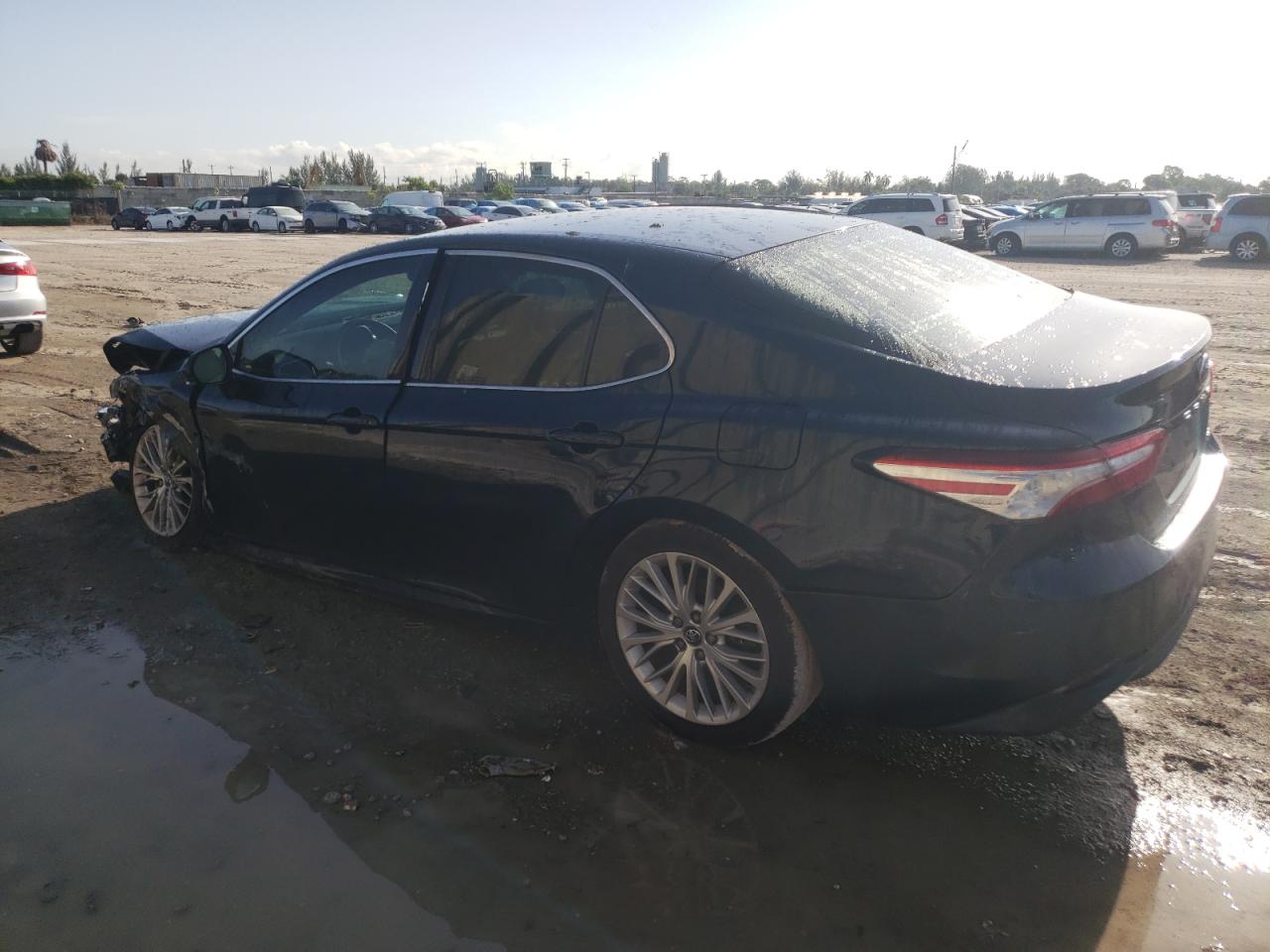 4T1B11HK5JU599601 2018 TOYOTA CAMRY - Image 2