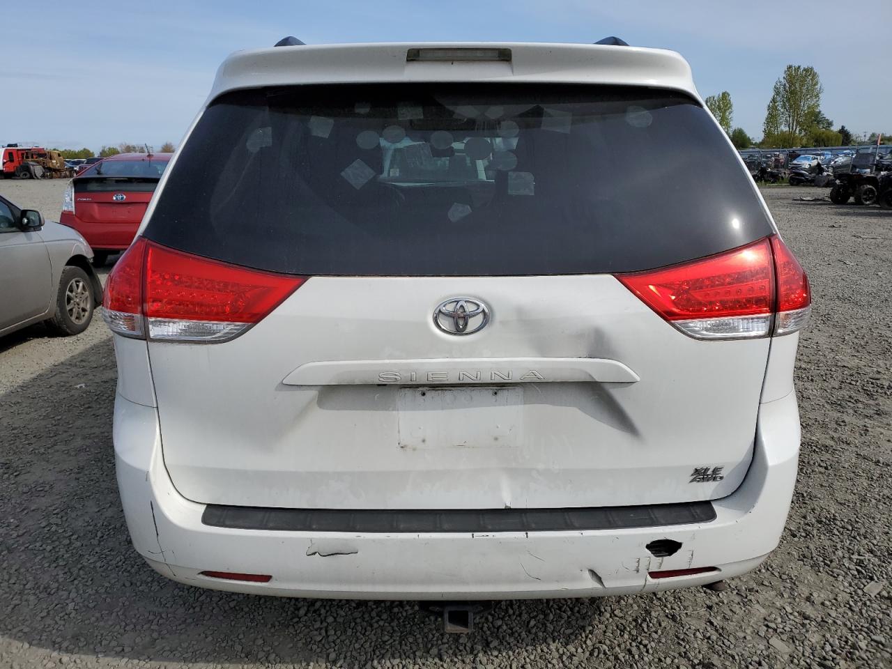 5TDDK3DC1BS017813 2011 Toyota Sienna Xle