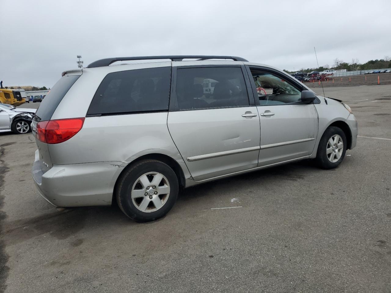 2010 Toyota Sienna - Image 3