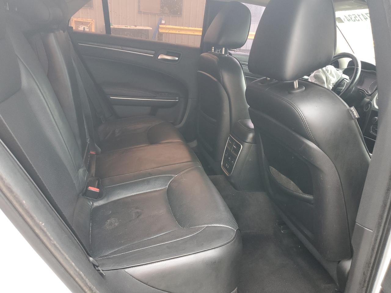 2016 Chrysler 300 - Image 11