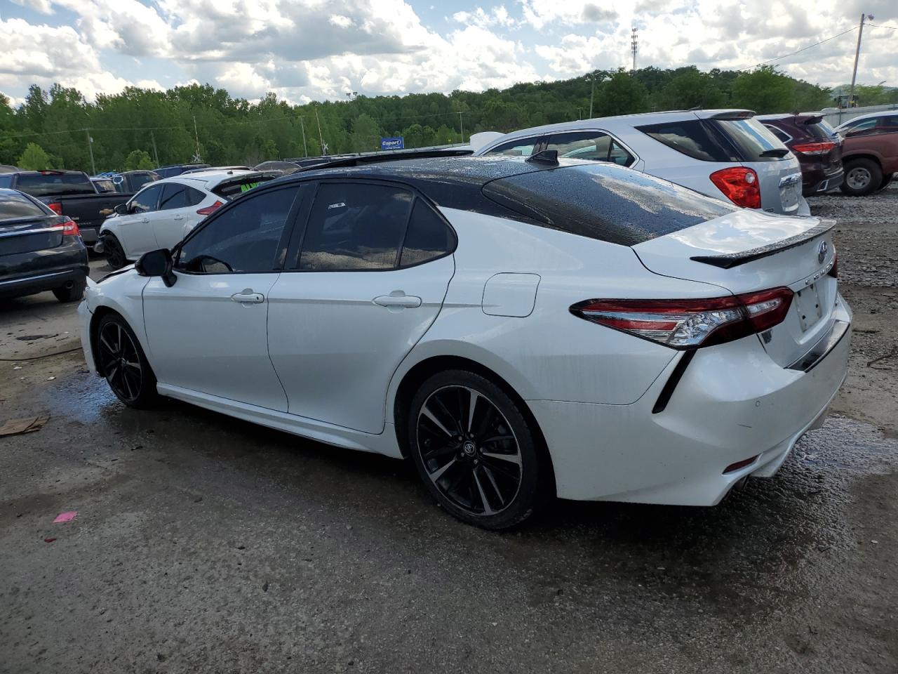 4T1B61HK8JU078891 2018 TOYOTA CAMRY - Image 2