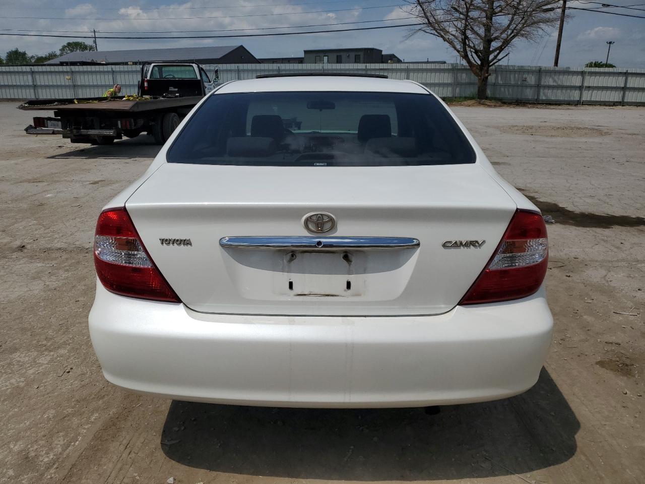 2004 Toyota Camry Le VIN: JTDBE32K040266196 Lot: 52818134