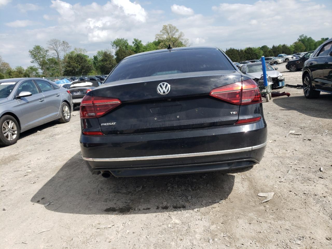 1VWAA7A30JC021561 2018 Volkswagen Passat S