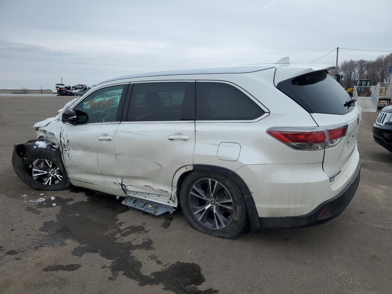 2016 Toyota Highlander - Image 2