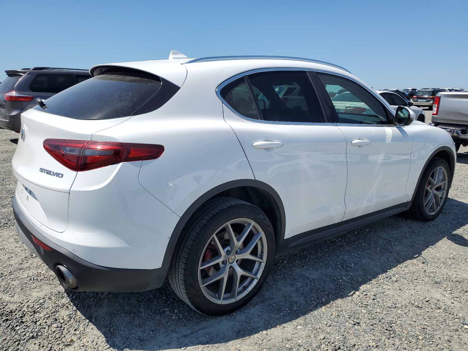 2018 Alfa Romeo Stelvio Ti vin: ZASFAKBN5J7B76103