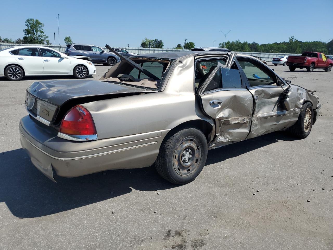 2003 Ford Crown Victoria - Image 3
