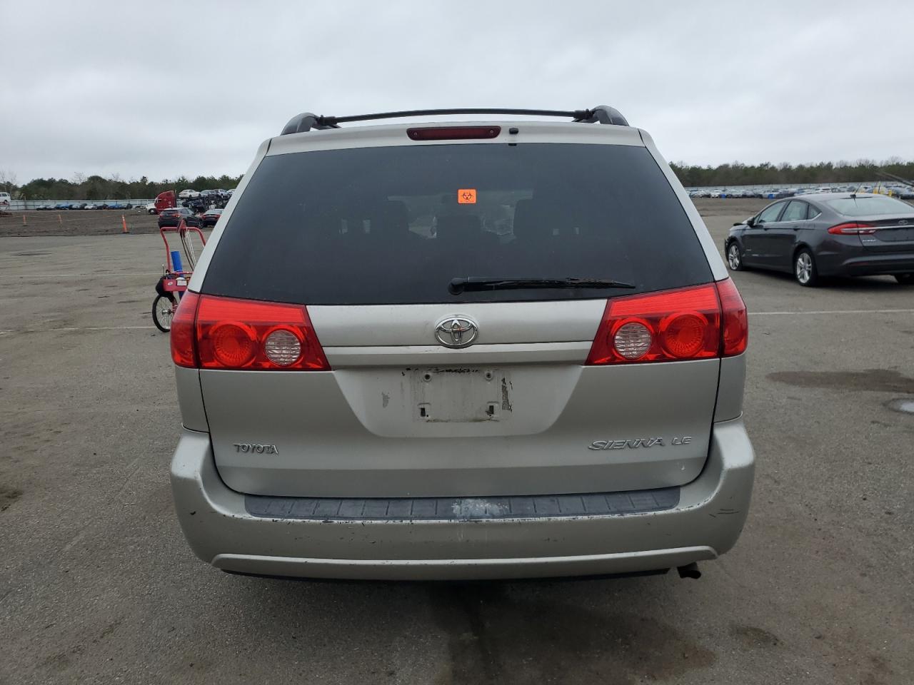 2010 Toyota Sienna - Image 6