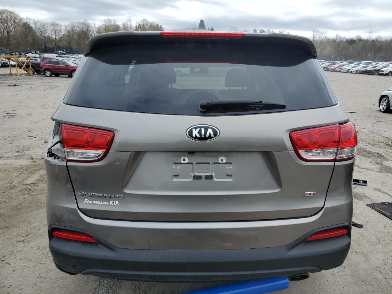 5XYPGDA38JG425200 2018 Kia Sorento Lx