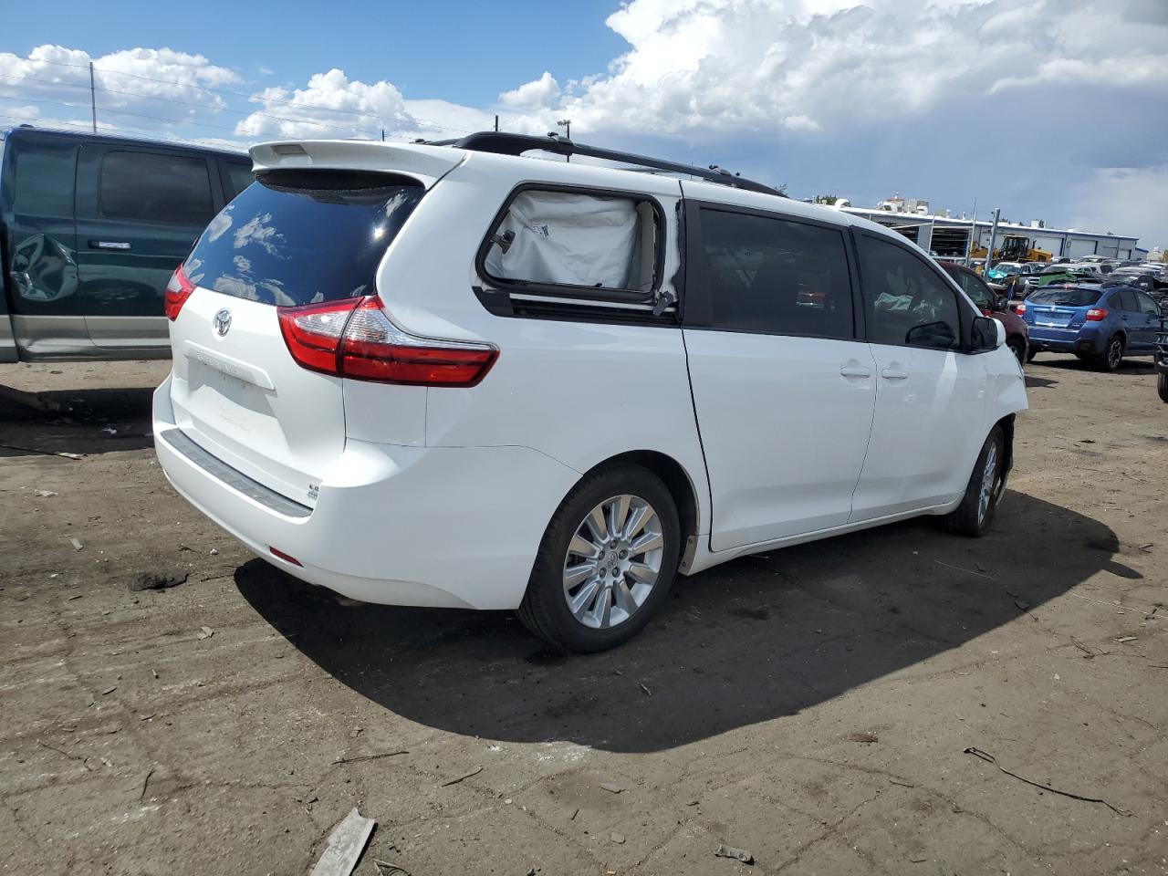 2015 Toyota Sienna - Image 3