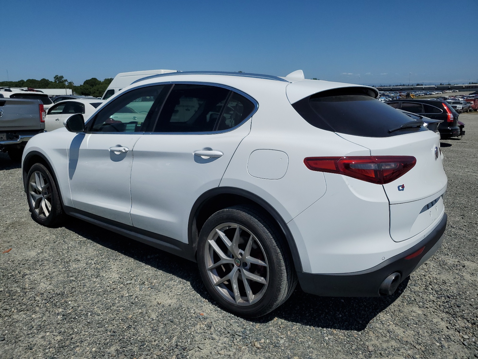 2018 Alfa Romeo Stelvio Ti vin: ZASFAKBN5J7B76103