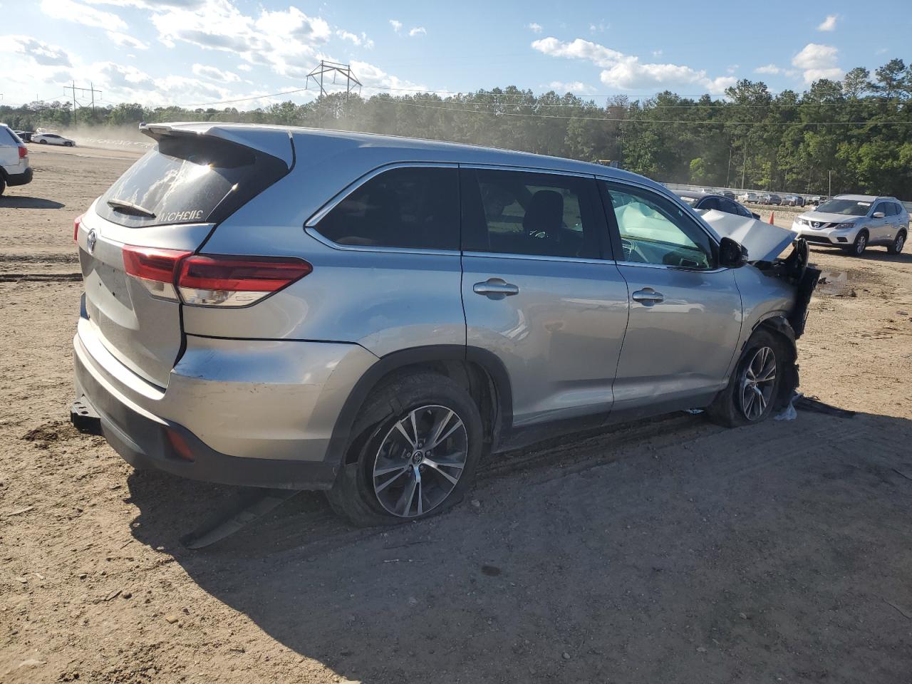 5TDZZRFH4KS289737 2019 Toyota Highlander Le