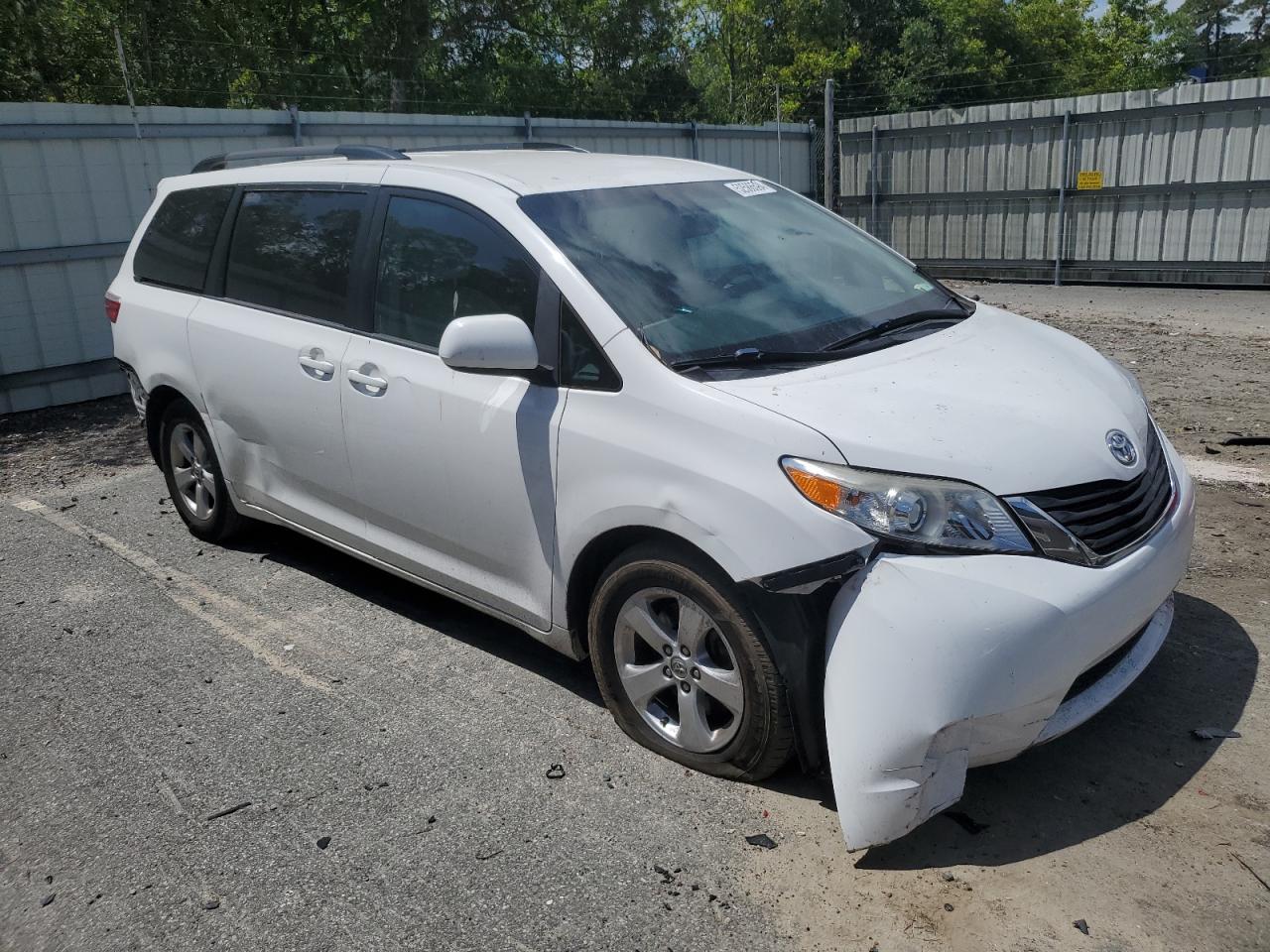 2017 Toyota Sienna Le VIN: 5TDKZ3DC1HS877805 Lot: 52586594