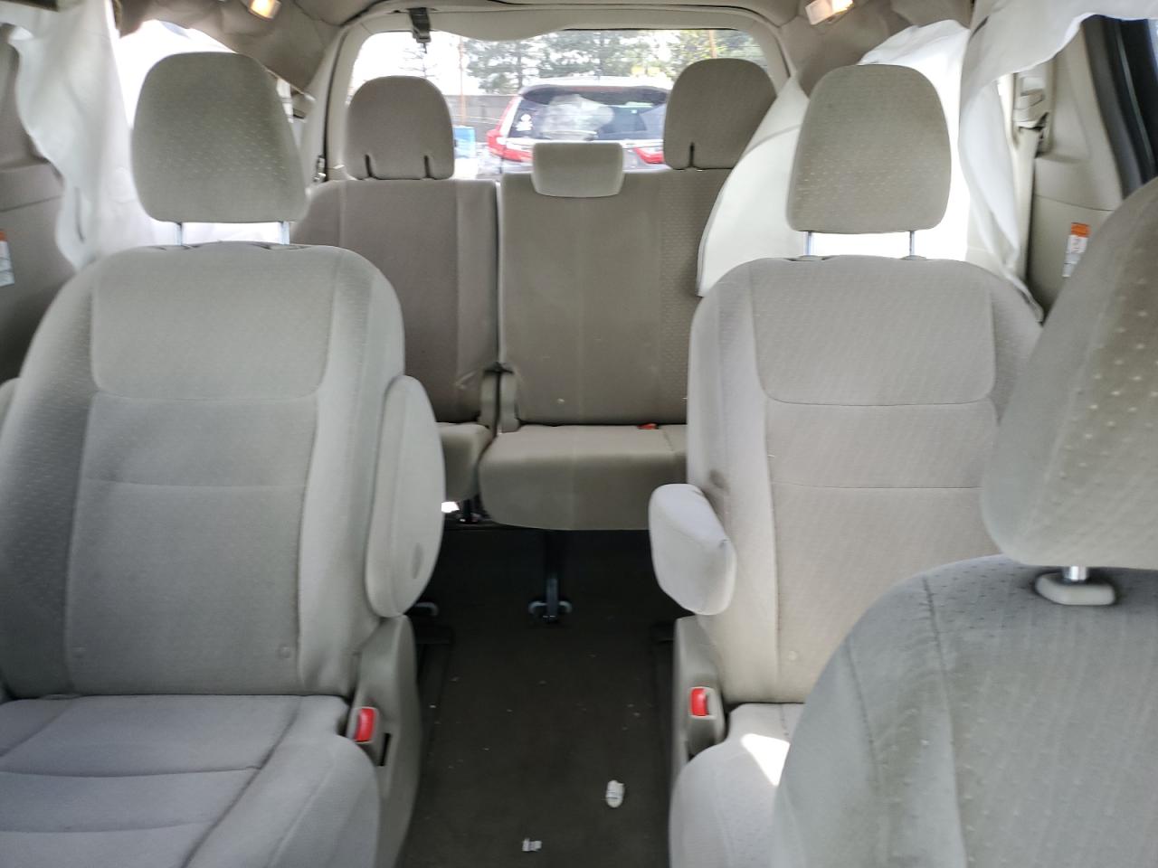 2015 Toyota Sienna - Image 10
