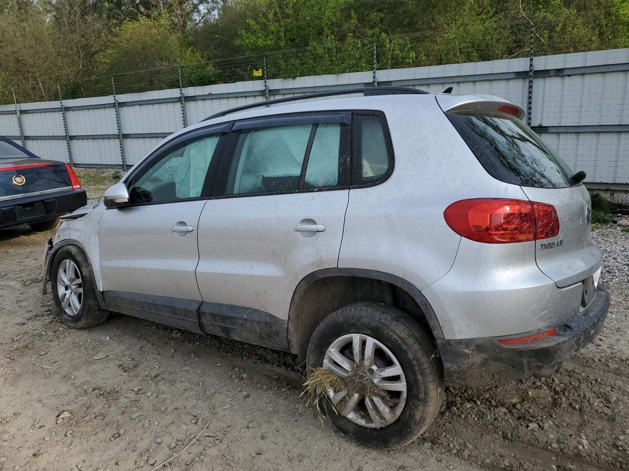 2017 Volkswagen Tiguan - Image 2