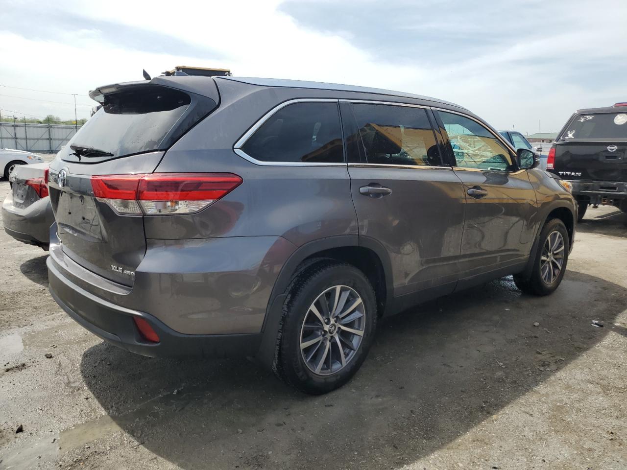 5TDJZRFH9KS711353 2019 Toyota Highlander Se